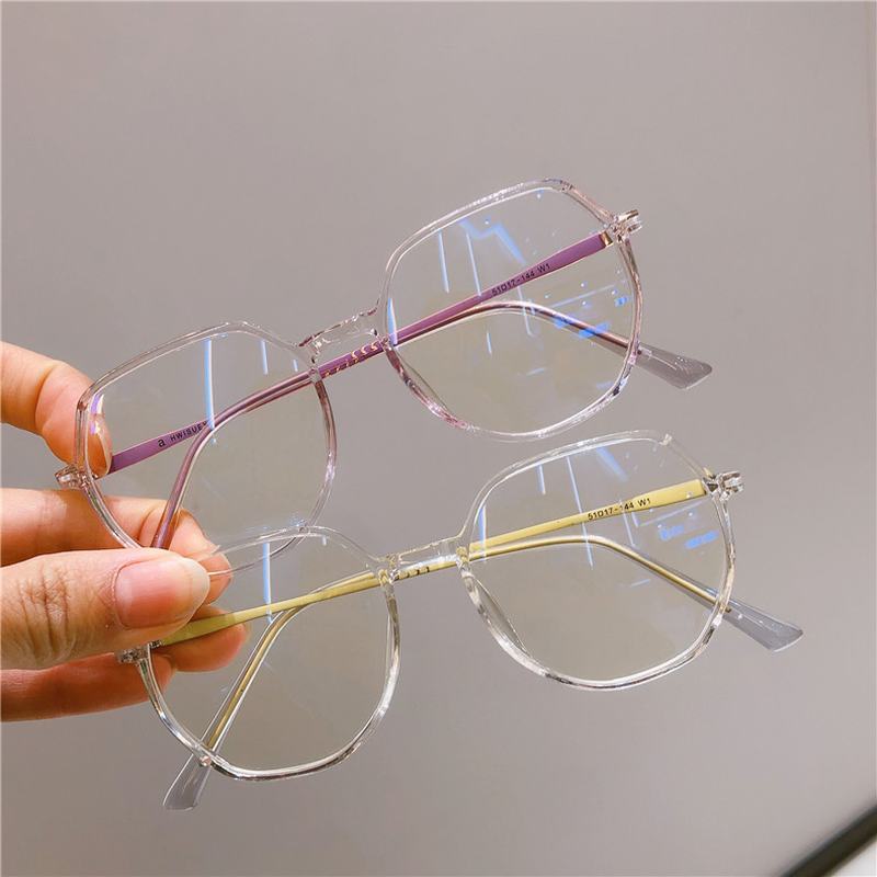Ramka Okularów W Kolorze Gradientu Może Być Wyposażona W Soczewki Krótkowzroczność Kobieta W Oprawkach Okularów Z Anty-niebieskim Światłem